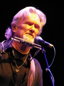 does kris kristofferson still tour